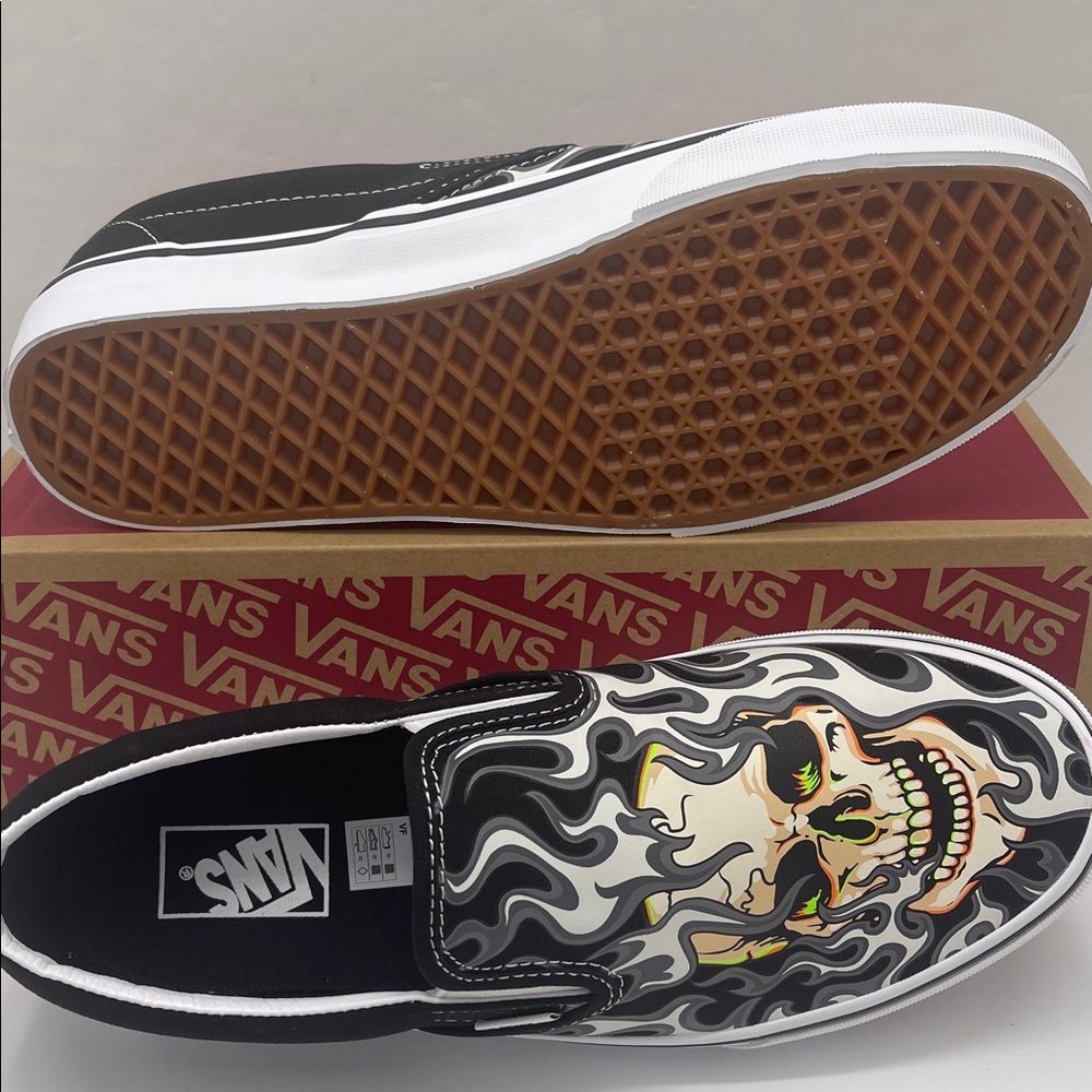 Vans WMNS Classic Slip-On
Flame Skull Black/True White
VN0009Q7BMX Sneakers - Picture 6 of 16